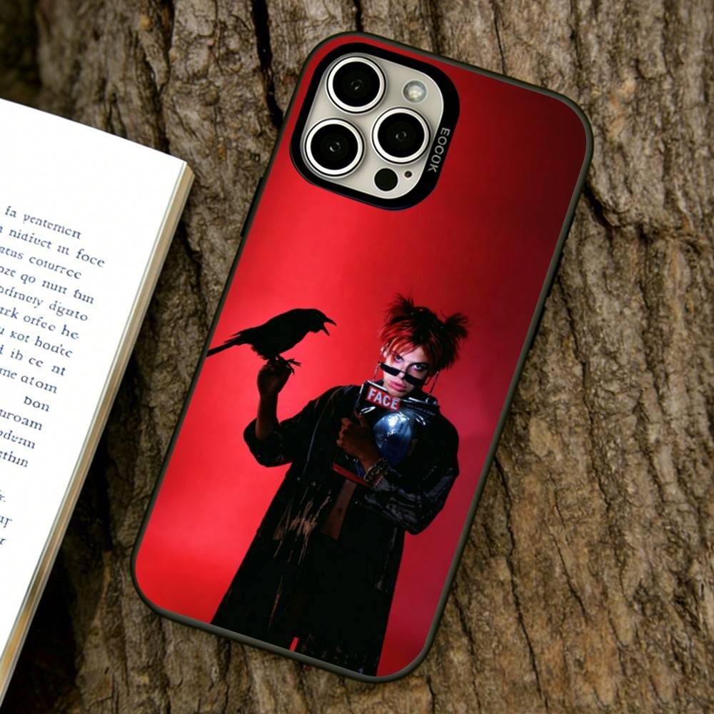 غطاء هاتف ملون فضي بتصميم مغني - مراجعة Phone Cases Uk وسعره
